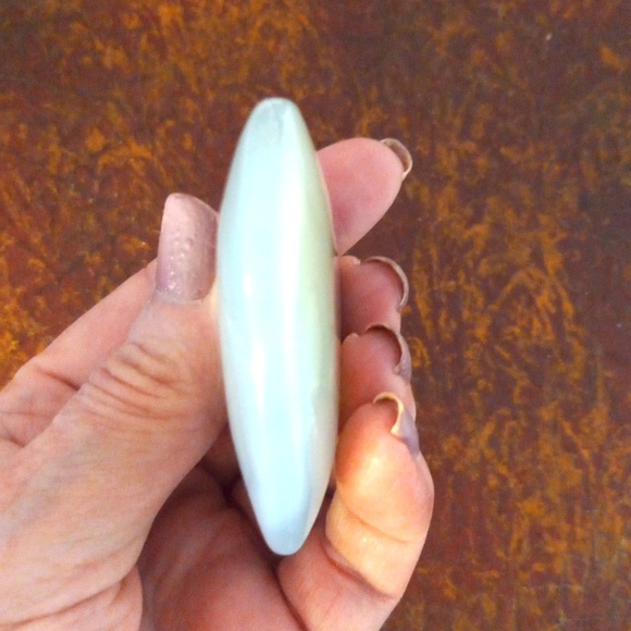 Blue orca agate crystal heart.  66g. 2.1"x2.4"x.59". - Picture 4 of 6